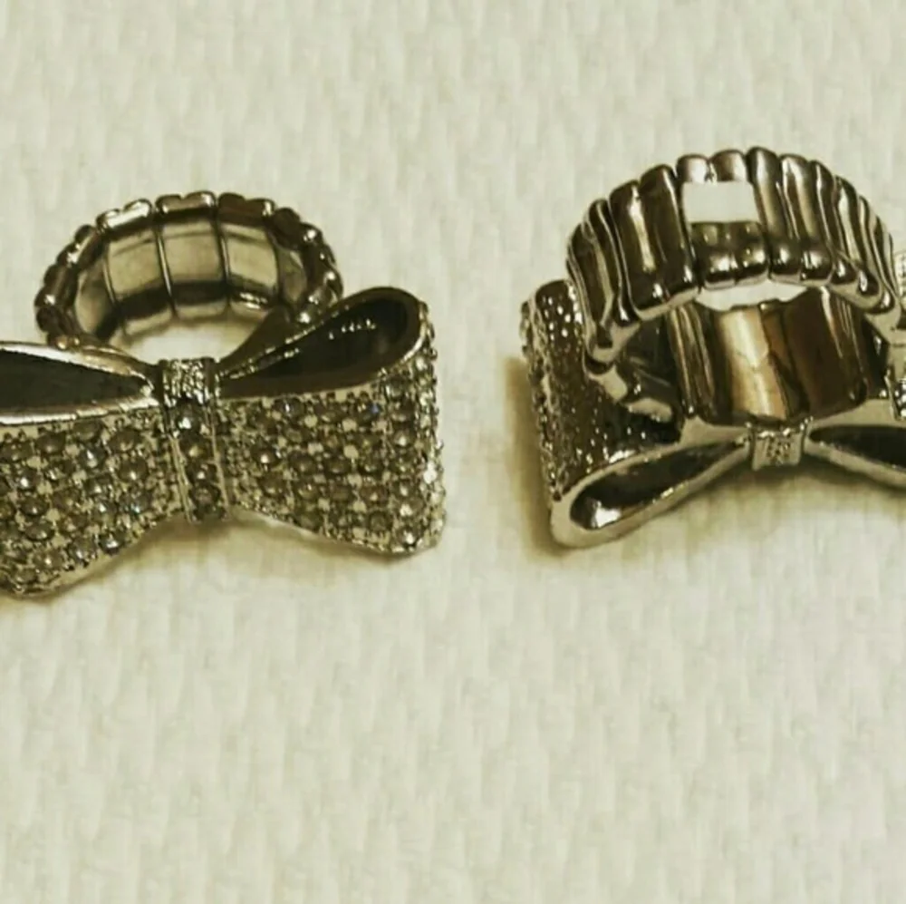 Rhinestoned Silver Tone Bow Stretchy Ring